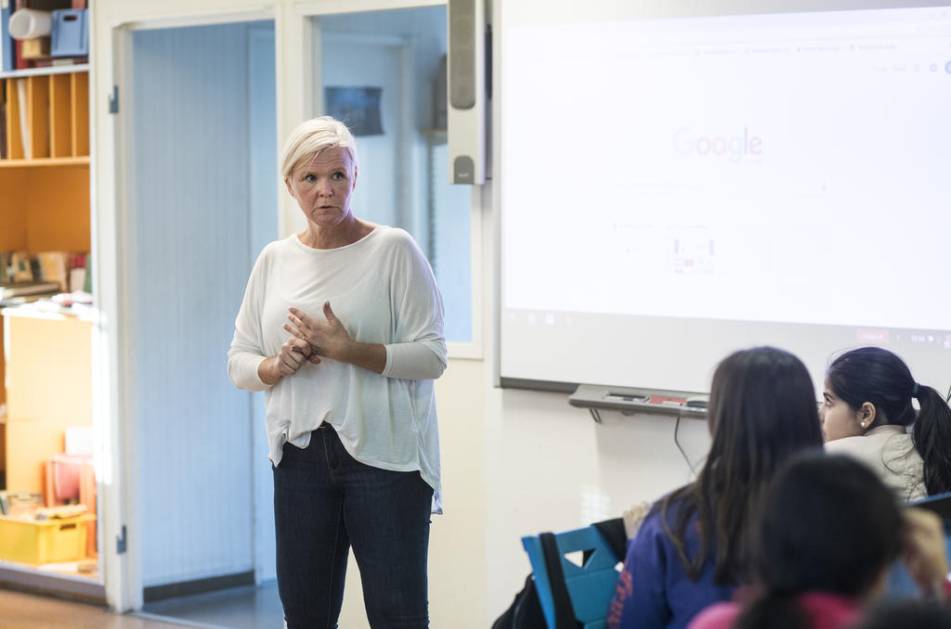 Lär ut. Lotta Ohlin Andersson, lärare på Internetstiftelsen, går igenom Scratch. Foto: Sara Ringström